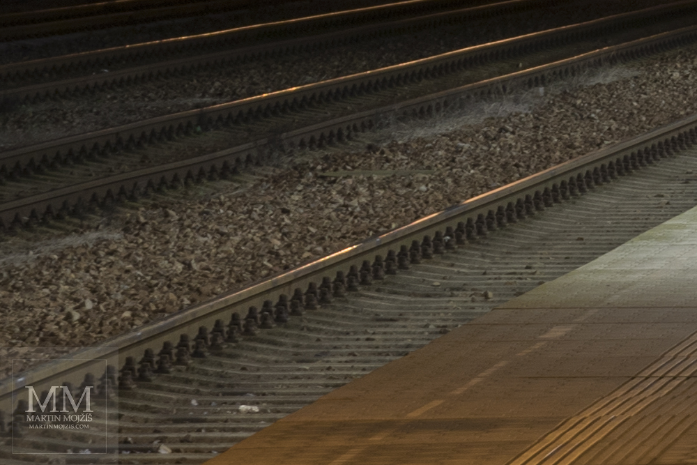 Železniční nádraží v noci. Fotografie zhotovená objektivem Canon RF 28 – 70 mm 1 : 2 L USM.